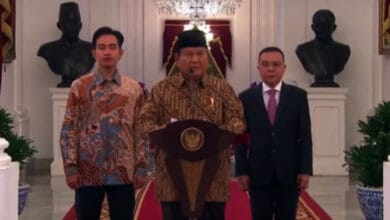 Presiden Prabowo didampingi Wapres Gibran dan Ketua Harian Gerindra Sufmi Dasco menyampaikan nama-nama menteri kabinet merah putih. (Foto: Tangkapan layar YouTube Sekretariat Kabinet).