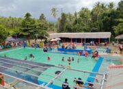 Suasana pengunjung di Kolam renang BUMDes Mopopiana