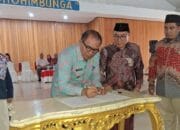 Penandatanganan oleh Rektor Unimman kepada PJ Bupati Bolmut 
