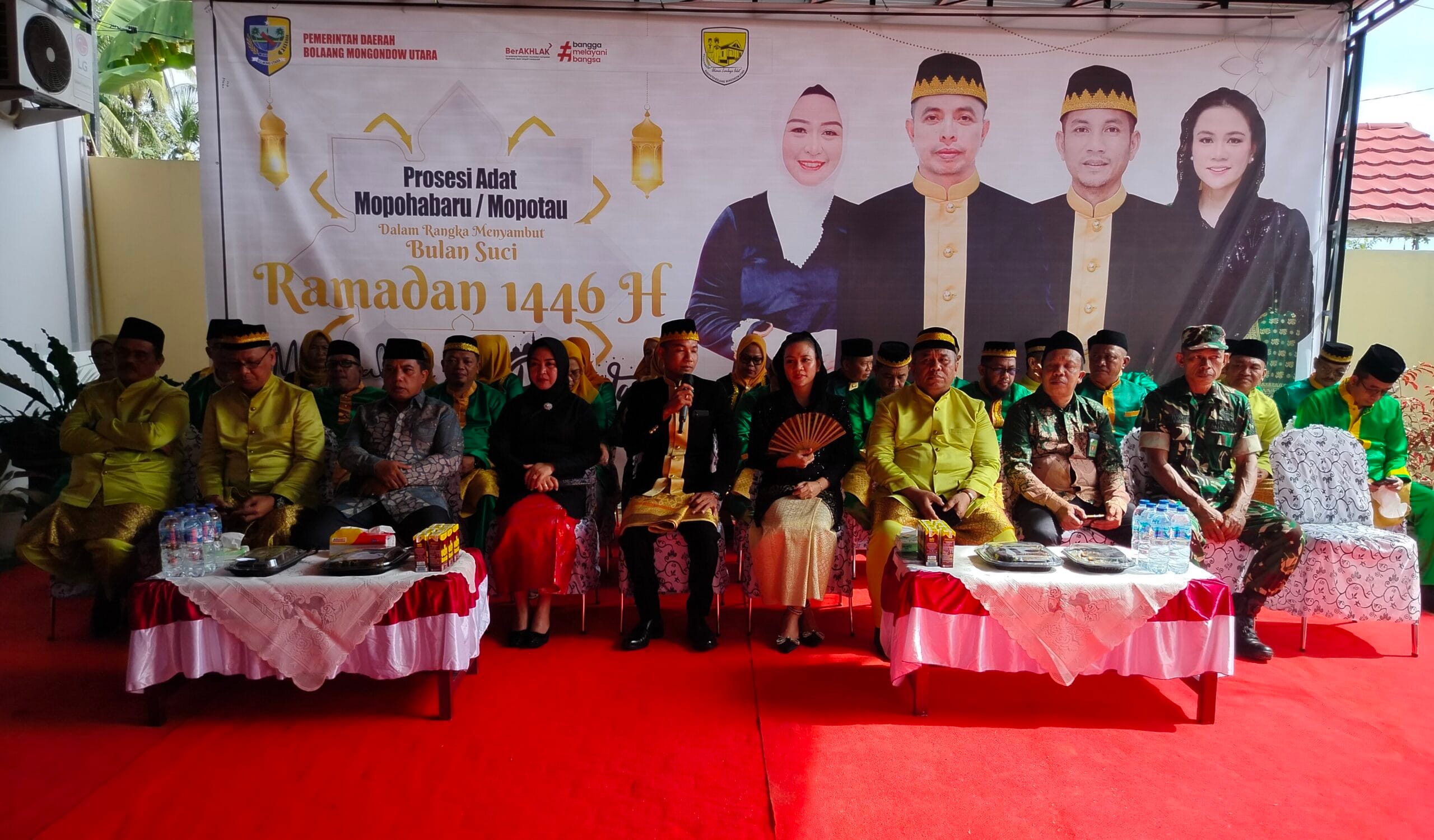 Wabup Bolmut Aditya Pontoh saat menerima prosesi mopohabaru/mopotau