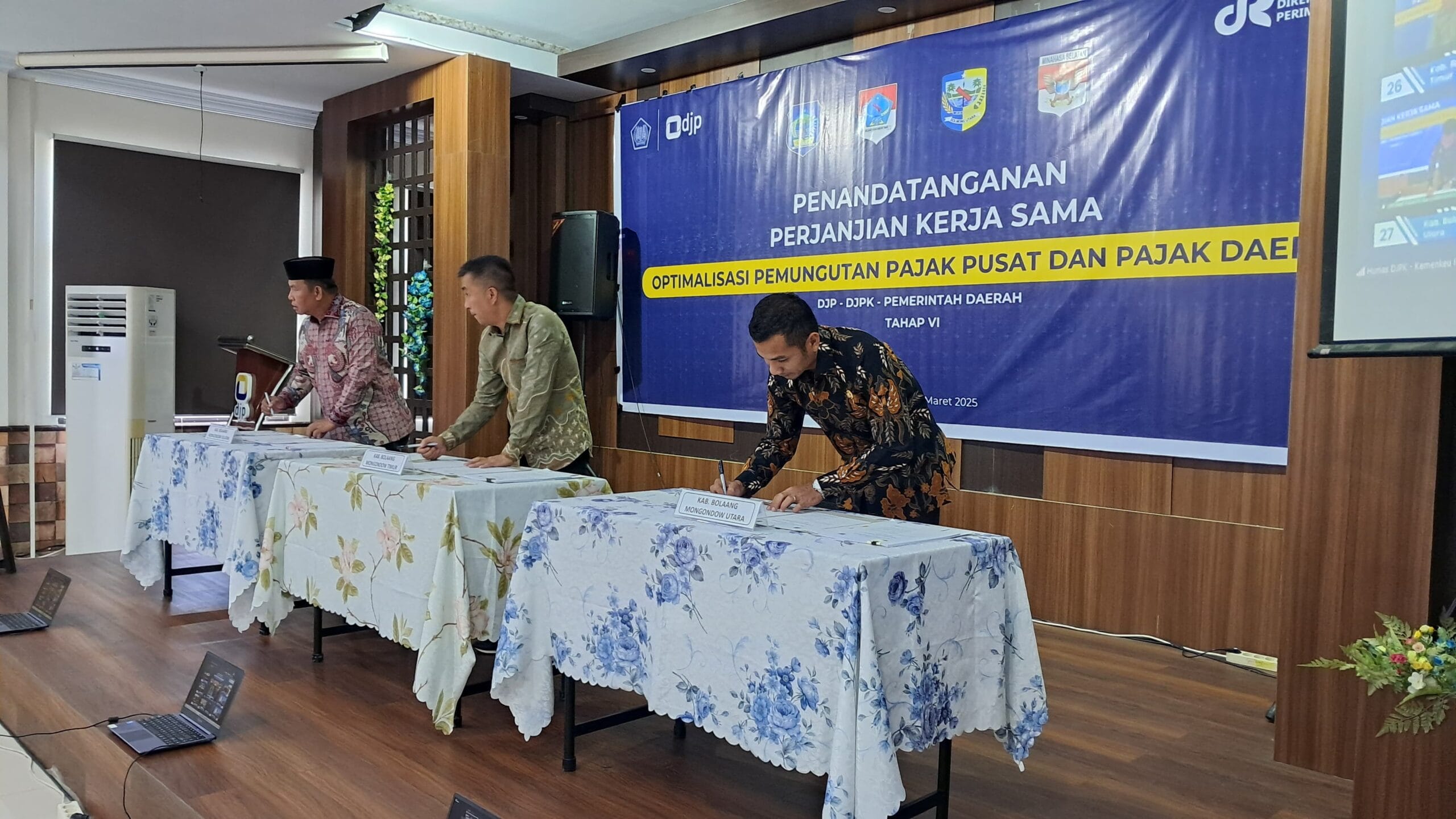 Wabup Bolmut Mohammad Aditya Pontoh saat menandatangani kerjasama dengan KKP Pratama Kotamobagu