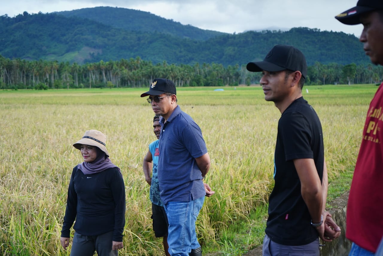 Bupati dan Wabup Bolmut saat tiba di Desa Pontak