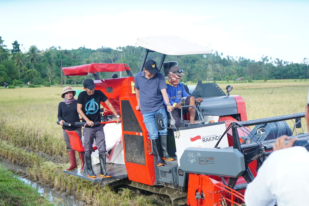 Bupati dan Wabup Bolmut di dampingi kadis Pertanian
