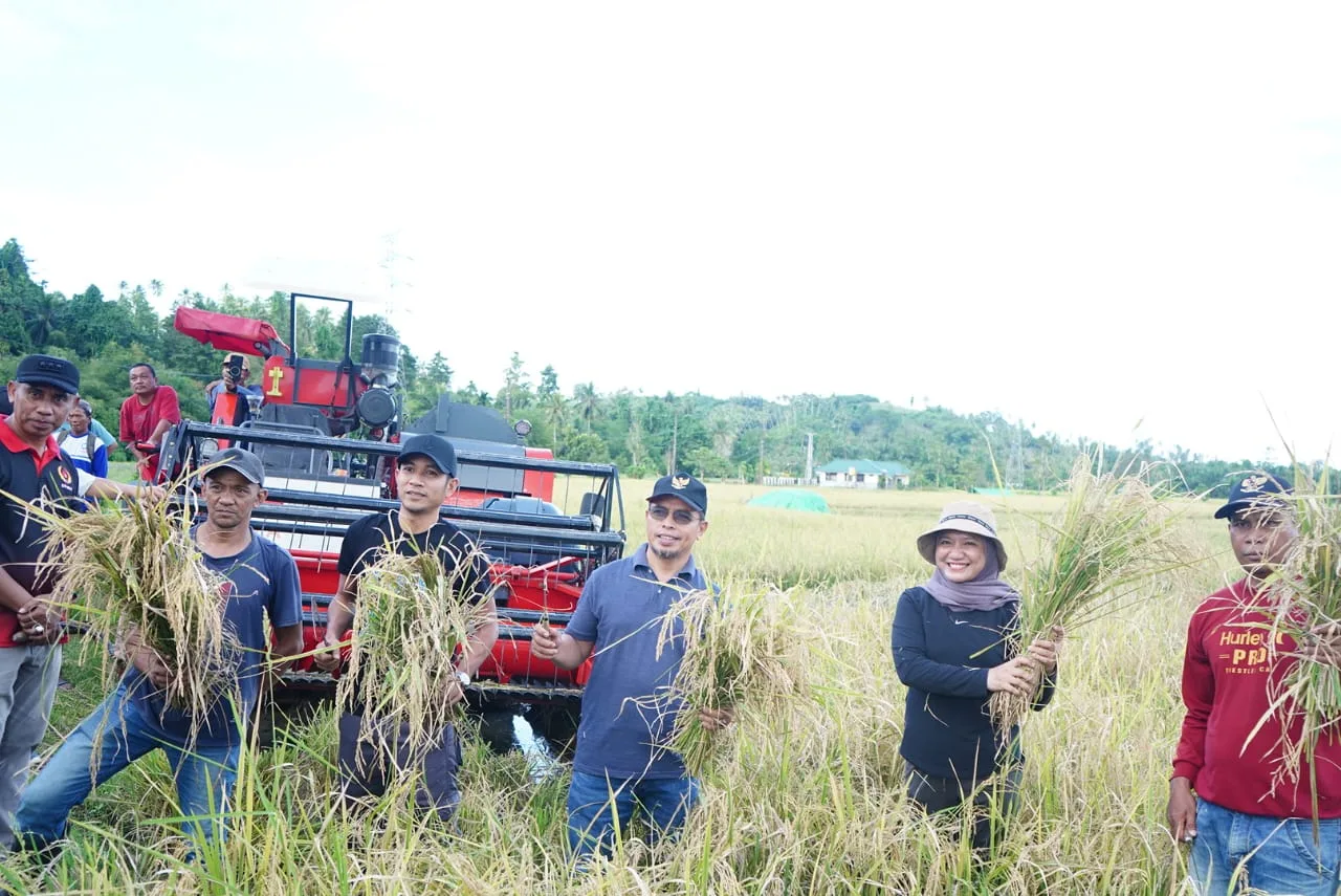 Bupati dan Wabup Bolmut saat Panen Perda di Desa Pontak