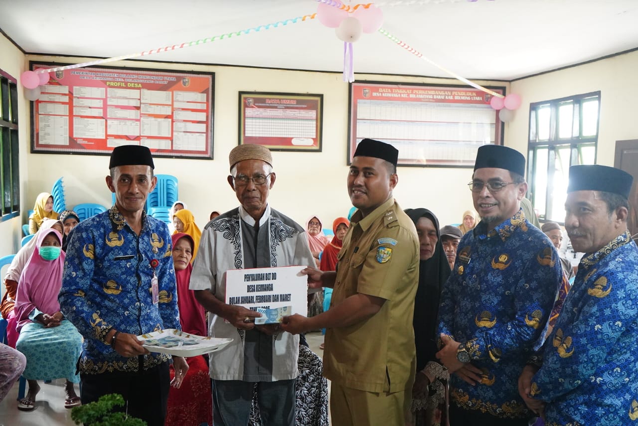 Sangadi Keimanga Ridwan Ege saat memberikan BLT DD kepada penerima manfaat
