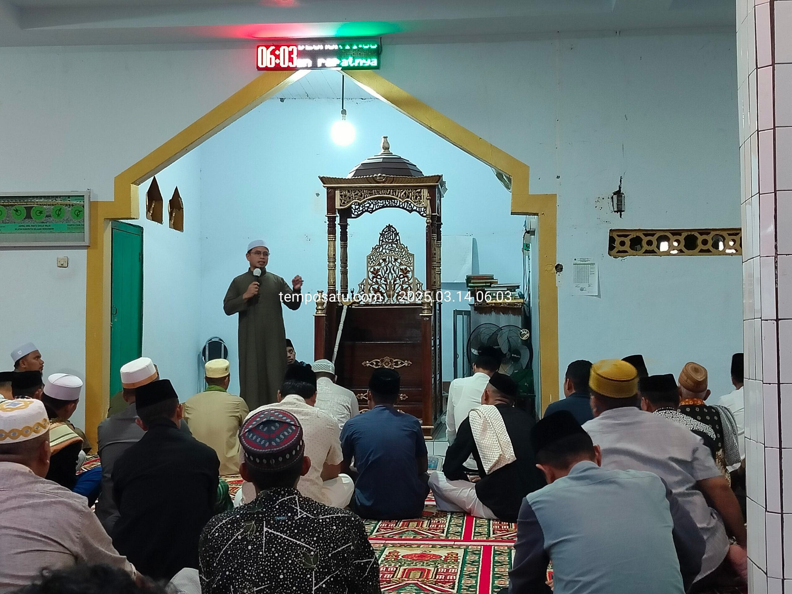 Bupati Bolmut Sirajuddin Lasena saat saat memberikan sambutan dalam acara Safari Subuh Berjamaah