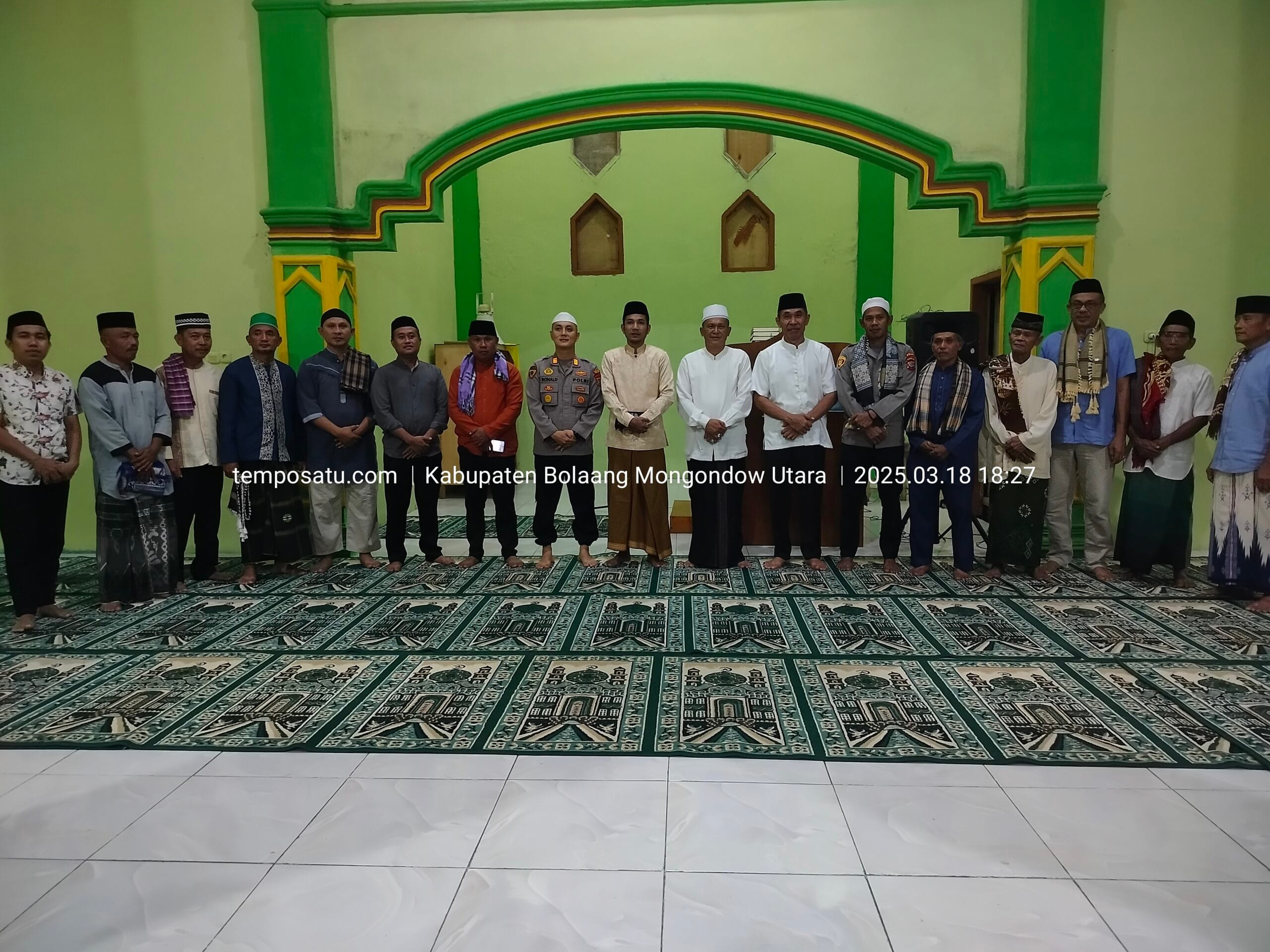 Wabup Bolmut Mohammad Aditya Pontoh saat menghadiri acara Safari Ramadhan di Desa Ollot 2