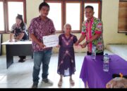 Pemdes Apeng Sembeka Salurkan BLT Dana Desa untuk 10 KPM